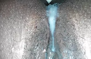 XXX Babe aux cheveux aflem pournou noirs lèche la chatte poilue de sa propriétaire lesbienne