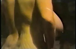 XXX Hottie aime jouer avec ses jouets filme pournoue et montrer ses pieds