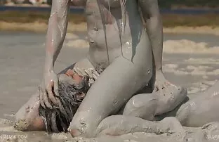 XXX salope pournou x chaude doigte son trou du cul tout en frottant son clitoris